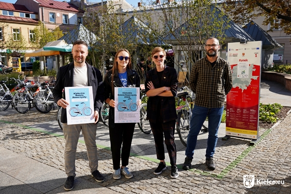 4 osoby na zdjęciu, od lewej Michał Piasecki, Agata Stachurska, Agata Wojda, Tomasz Zboch, w tle rowery miejskie na stacji Rynek