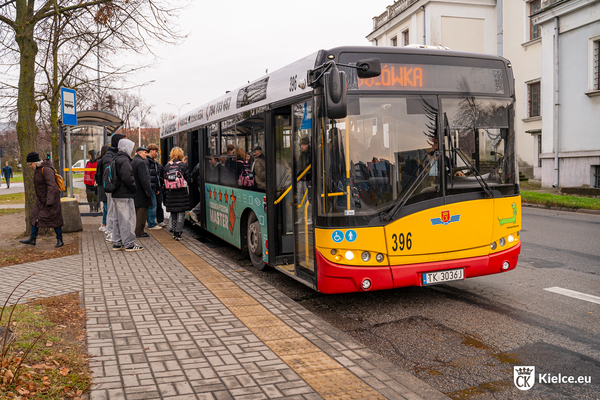 Kilka osób wsiada do autobusu na przystanku przy al. IX Wieków Kielc