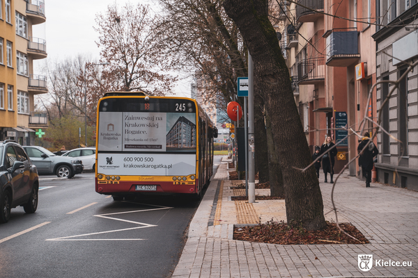 ulica Paderewskiego, na przystanku stoi autobus, po lewej stronie chodnik