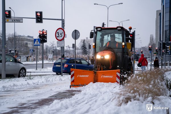 Pług odśnieża chodnik przy al. IX Wieków Kielc