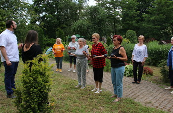 Spotkanie w ogrodzie Klubu Seniora Kostki