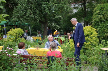 Spotkanie w ogrodzie Klubu Seniora Kostki