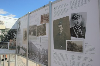 Odsłonięcie tablicy upamiętniającej żołnierzy Armii Ochotniczej z 1920 roku