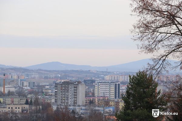Widok na Kielce ze wzgórza Karczówka