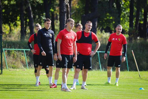 Piłkarze Korony Kielce podczas treningu.