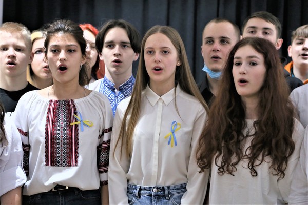Młodzież z Ukrainy zaśpiewała swój narodowy hymn w Muzeum Hammonda