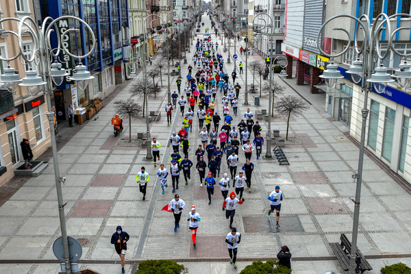 Bieg Tropem Wilczym na ulicy Sienkiewicza. Na zdjęciu widać kilkudziesięciu biegaczy.