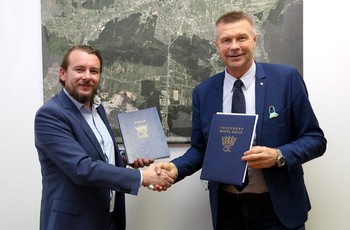 Prezydent Kielc Bogdan Wenta podpisał umowę z wykonawcą robót, firmą „Bellsport” Grzegorz Leszczyński z Bytomia