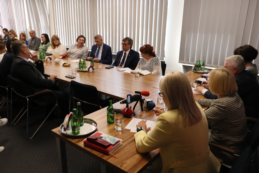 Miasto Kielce pozyskało 8 milionów złotych z projektu „Świętokrzyskie dla Ukrainy” finansowanego ze środków Regionalnego Programu Operacyjnego Województwa Świętokrzyskiego na lata 2014-2020 współfinansowanego ze środków Europejskiego Funduszu Społecznego.