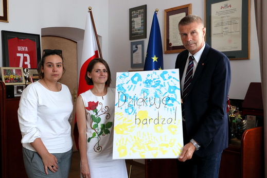 Obraz stworzony przez dzieci podczas jednej z demonstracji „Solidarności z Ukrainą” organizowanych przez Obywateli Ukrainy mieszkających w Kielcach trafił do Prezydenta Miasta Bogdana Wenty.