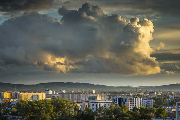 Zdjęcie przedstawiające zachmurzone niebo nad Kielcami; 1. miejsce w konkursie Wietrz(cz)ne Kielce 2022