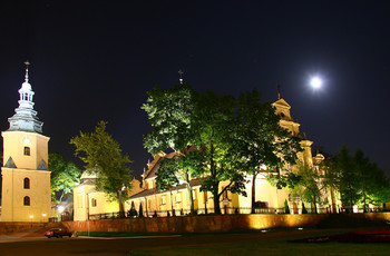 Bazylika katedralna nocą - widok od strony Pałacu Biskupów Krakowskich