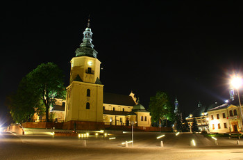 Katedra nocą od strony północnej. Plac NMP po rewitalizacji