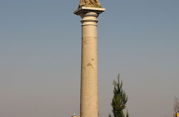 Figura św. Jana Nepomucena na wysokiej kolumnie