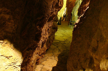Podziemna trasa turystyczna powstała po połączeniu jaskiń: Odkrywców, Prochowni i Szczeliny. Trasa liczy około 140 metrów długości.