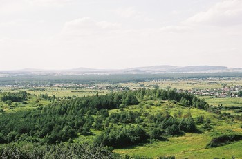 Widok z tarasu widokowego na sąsiednie wzgórze - Dalnię.