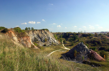 W skład rezerwatu wchodzą trzy połączone ze sobą kamieniołomy wielopoziomowe