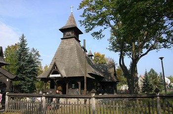 Drewniany, zabytkowy kościół w Białogonie