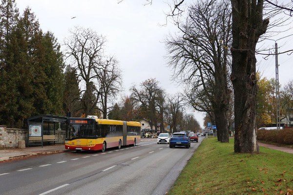 zdjęcie; autobus komunikacji miejskiej na przystanku przy Cmentarzu Starym przy ul. Ściegiennego